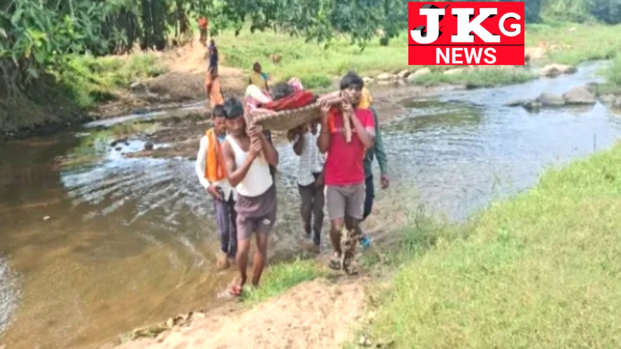 प्रसव पीड़ा से परेशान महिला को कंधे का सहारा अव्यवस्था को लेकर ग्रामीणों में आक्रोश